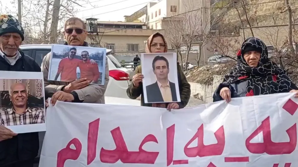 در ایران، خانواده‌های زندانیان سیاسی محکوم به اعدام در مقابل زندان اوین تجمع کرده و خواستار لغو حکم اعدام شدند. اعتراضات به افزایش اعدام‌ها و فشارهای بین‌المللی علیه این سیاست‌ها، نشان‌دهنده اعتراضات گسترده داخلی و جهانی است.