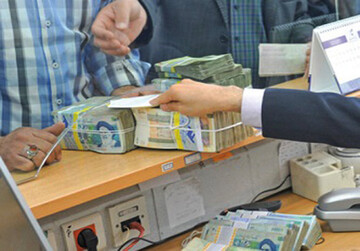 وام ضروری ۵۰ میلیون تومانی بازنشستگان می‌تواند در نگاه اول، گامی به سوی کمک به این قشر آسیب‌پذیر باشد، اما در حقیقت ممکن است این مبلغ تنها به عنوان یک مسکن موقتی برای تهدئه خشم عمومی در شرایط حساس کنونی مطرح شده باشد. همچنین، ثبت‌نام اینترنتی و نظارت بیشتر بر روند دریافت وام، می‌تواند فرصتی برای کنترل و محدود کردن آزادی‌های بازنشستگان به شمار آید.