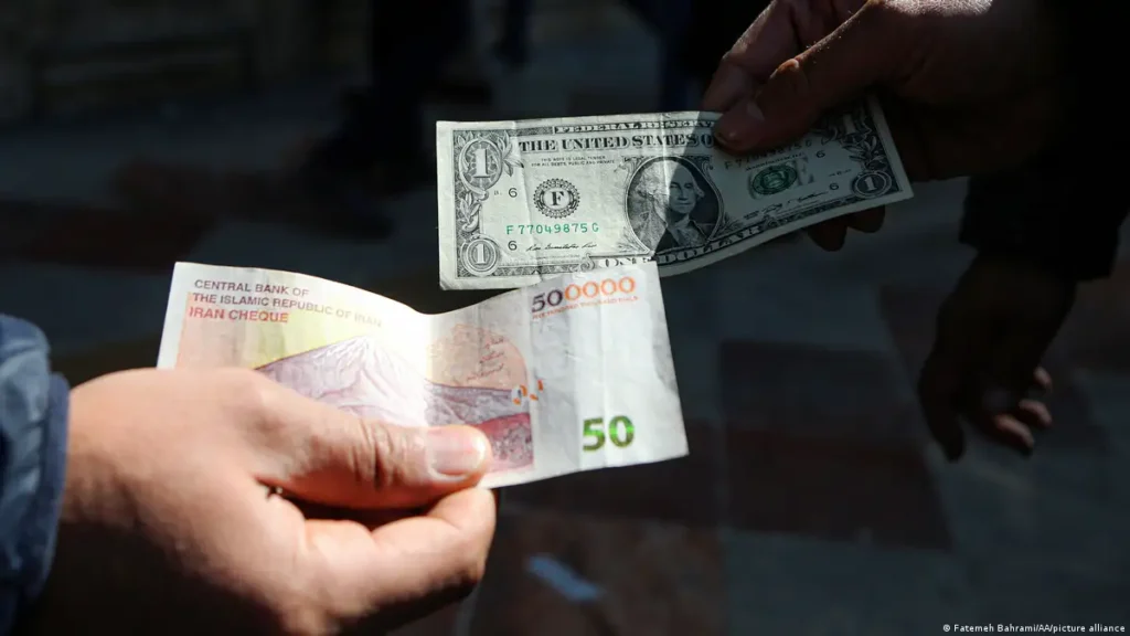 رکوردشکنی قیمت ارز و طلا در ایران.. بحران اقتصادی تشدید شد