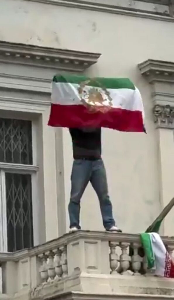 پایین کشیدن پرچم ایران