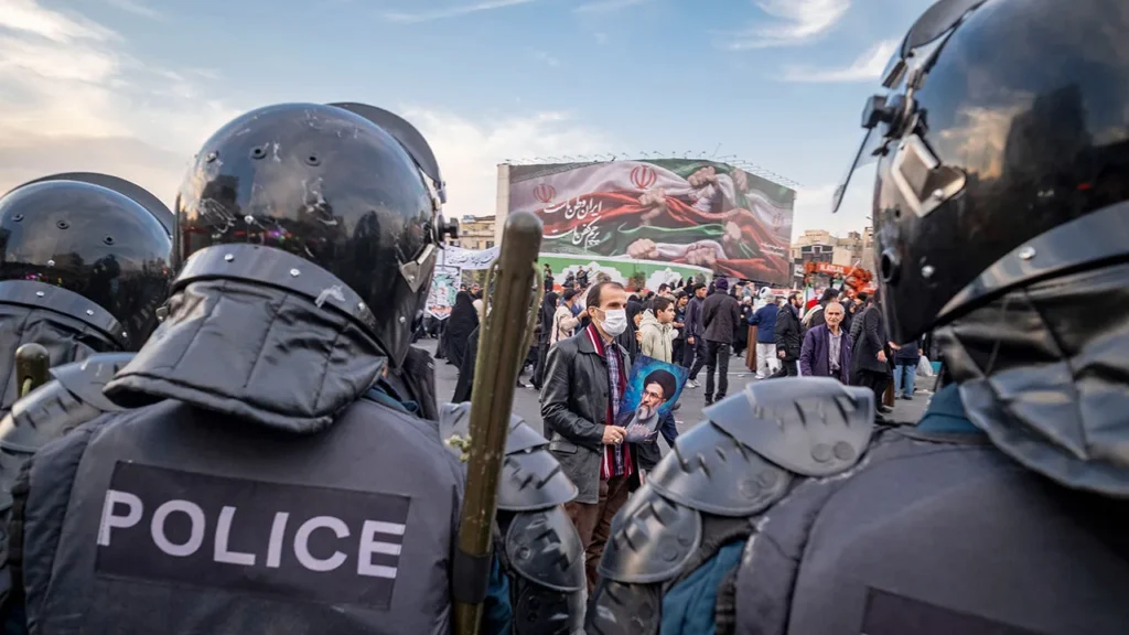 دعوت به خیابان‌ها و هشدارها