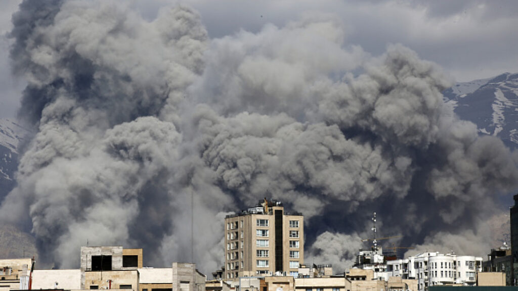 ایرانیان میان جنگ و گرانی.. فرار از تهران به رؤیا بدل شد